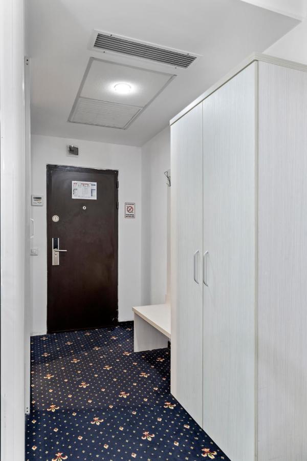 Hotel Charter Otopeni Ngoại thất bức ảnh