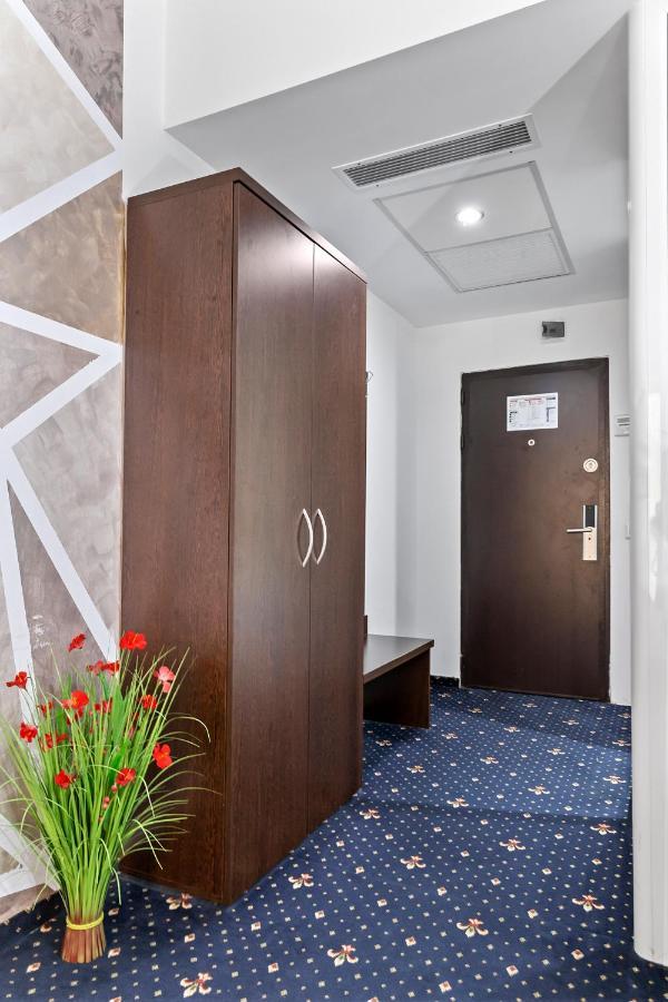 Hotel Charter Otopeni Ngoại thất bức ảnh